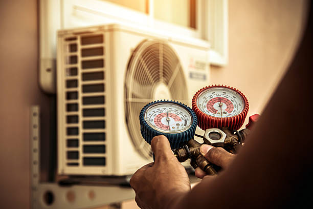 Professional Hvac technician working in Oviedo, FL